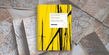 Żółta książka położona na różnych mapach.