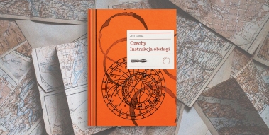 Pomarańczowa książka położona na różnych mapach.